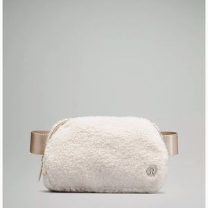 Everywhere Belt Bag 1L 
Fleece- White